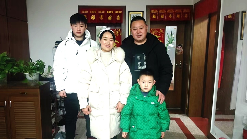 王丁杰与父母及弟弟.jpg