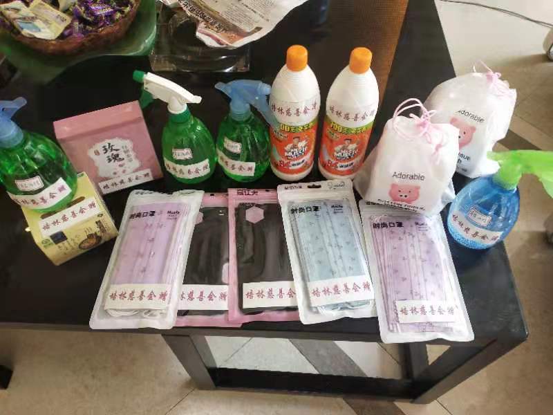 盐城好人高培林向防疫一线人员赠送防控物品